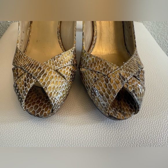 STUART WEITZMAN Size 6.5 Beige Gold Snake Slingback Peep Toe Heels Pumps Shoes - Picture 3 of 8